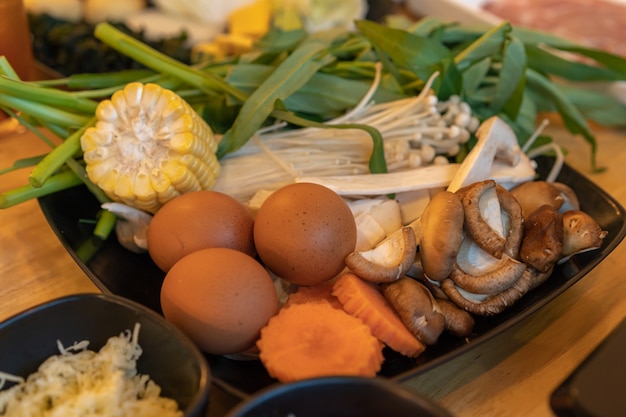 Huevo y mezcla de verduras para shabu o sukiyaki.