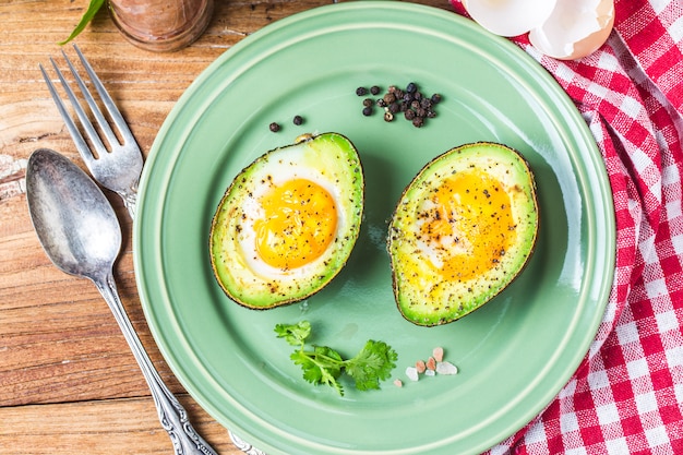 Huevo orgánico hecho en casa horneado en aguacate con sal y pimienta