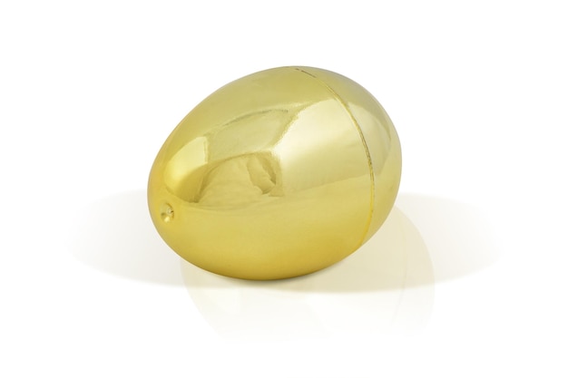 Huevo de oro brillante aislado sobre fondo blanco con trazado de recorte