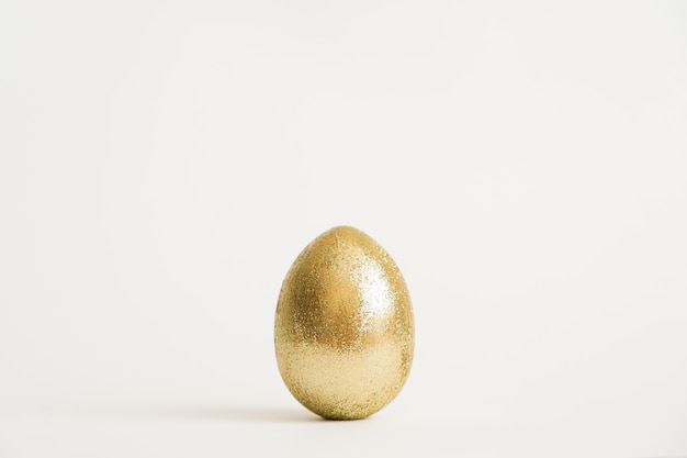 Huevo de oro brillo de Pascua aislado sobre fondo blanco