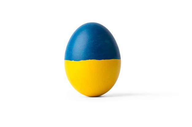 Huevo de pascua azul y amarillo en los colores de la bandera de ucrania como concepto para la guerra ucrania