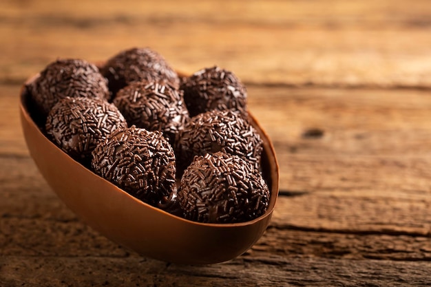 Huevo de Pascua de chocolate relleno de brigadeiros