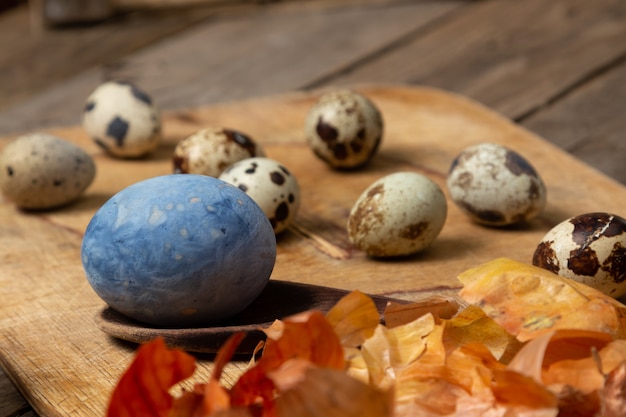 Huevo de Pascua para colorear en concepto de hogar