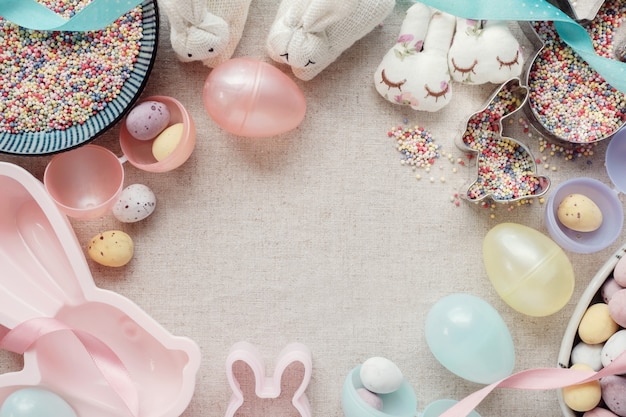 Huevo de Pascua y conejito para el fondo de los niños