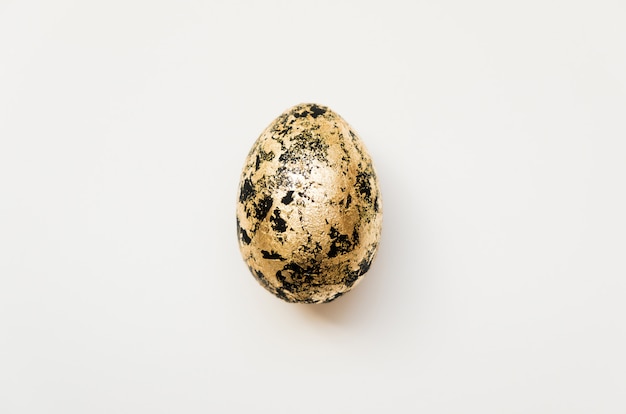 Huevo de Pascua decorado con potal dorado aislado sobre fondo blanco
