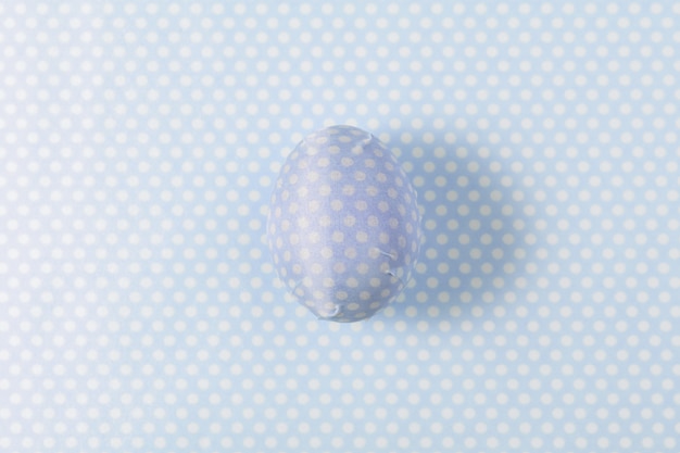 Huevo de Pascua decorado con servilleta de papel azul.