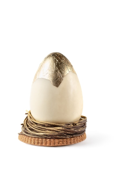 Huevo de Pascua dorado aislado sobre fondo blanco.