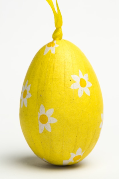 Huevo de Pascua envuelto amarillo