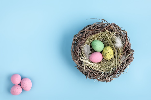 El huevo de pascua es una canasta aislada en azul