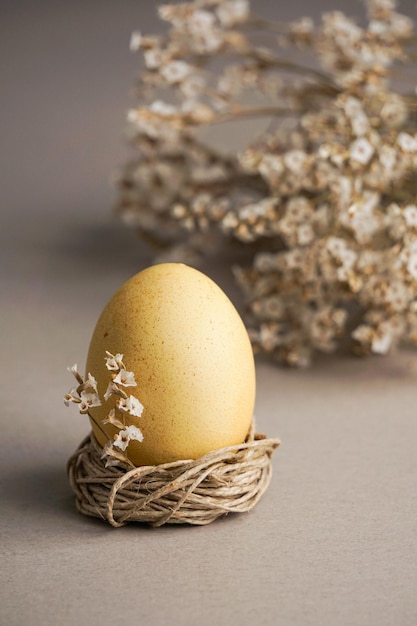 Huevo de Pascua con flores Composición de comida de Pascua y espacio para un texto