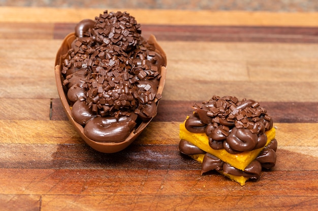 Huevo de Pascua gourmet con galleta brigadeiro de dulce de leche y chocolate