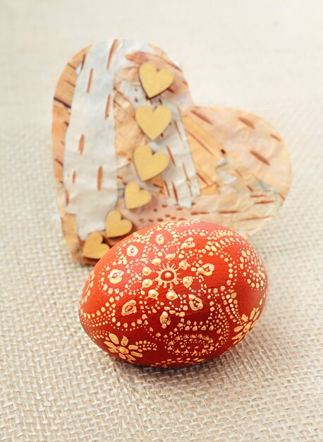 Huevo de Pascua hecho a mano y corazón natural en tela de saco. ¡Felices Pascuas!