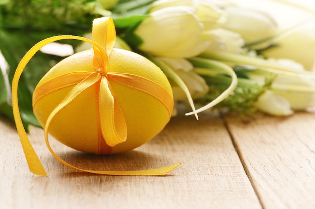 Huevo de pascua con lazos sobre fondo floral