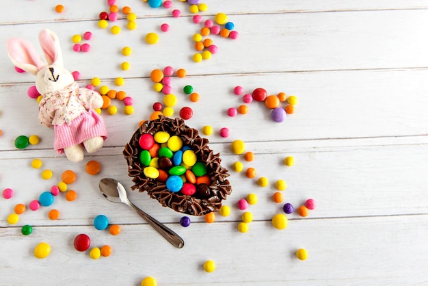 Huevo de pascua lleno de confeti en el fondo de pascua vista superior concepto de pascua