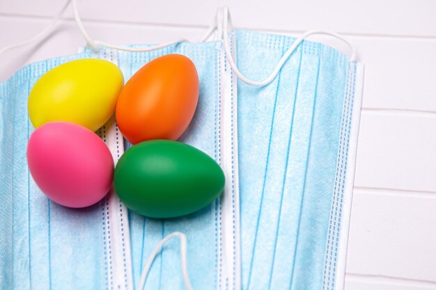 Huevo de pascua con mascarilla