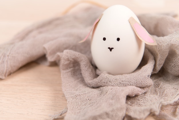 Huevo de Pascua orgánico del conejito lindo, fondos del concepto de pascua