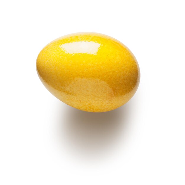 Huevo de pascua pintado de amarillo aislado sobre fondo blanco Objeto con trazado de recorte