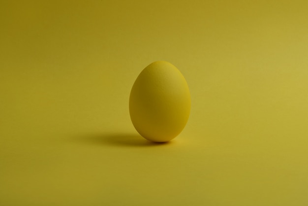 Un huevo de Pascua pintado de amarillo