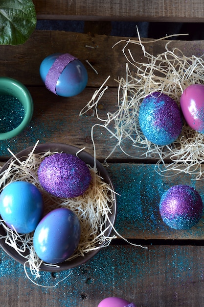 Huevo de Pascua pintado con colores brillantes y purpurina.