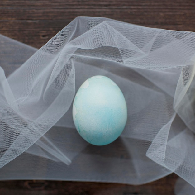 Un huevo de Pascua pintado está sobre la mesa