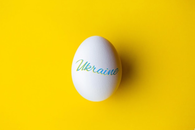 Huevo de Pascua con símbolos de Ucrania Huevo de Pascua patriótico Paska con la bandera de Ucrania Huevo de Pascua