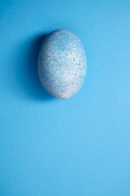 Huevo de Pascua sobre un fondo azul