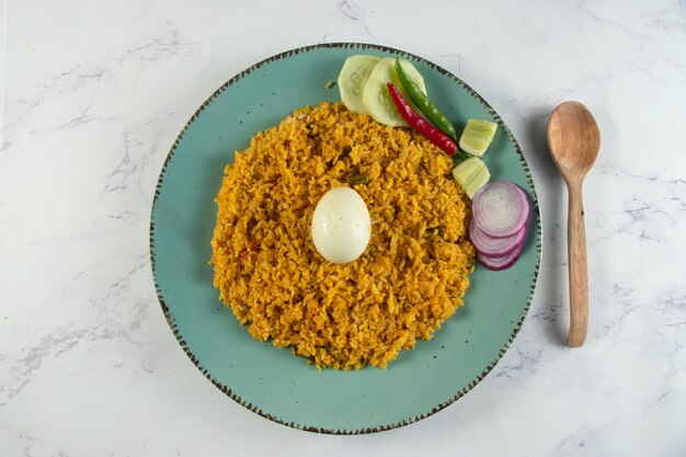 Huevo picante pulao polao biryani mandi kacchi con huevo y ensalada servido en un plato aislado en la vista superior de la mesa de comida india