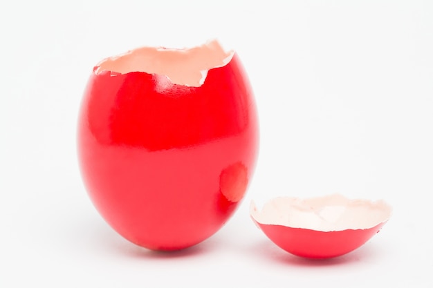 Huevo pintado de rojo con su parte superior rota