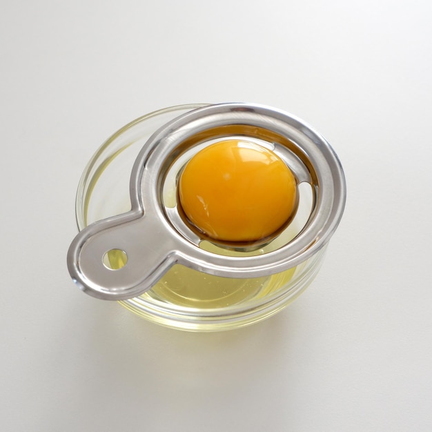 un huevo que está en un cuenco con un mango de metal