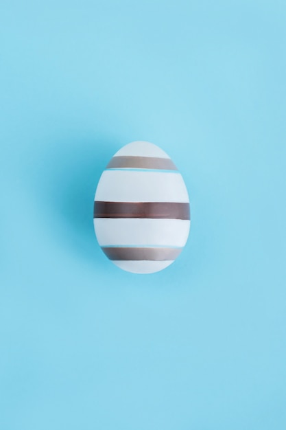 Huevo rayado en el fondo de madera, concepto de Pascua.