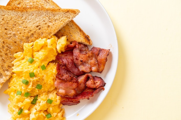 huevo revuelto con pan tostado y tocino