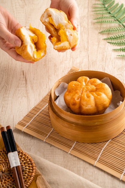 Huevo salado frito Baozi o Bakpao es un tipo de bollo relleno con levadura en varias cocinas chinas