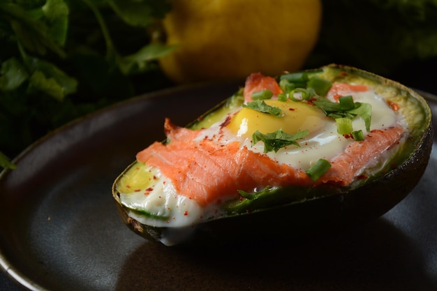 Huevo de salmón ahumado al horno en alimentos de dieta baja en carbohidratos cetogénicos de aguacate