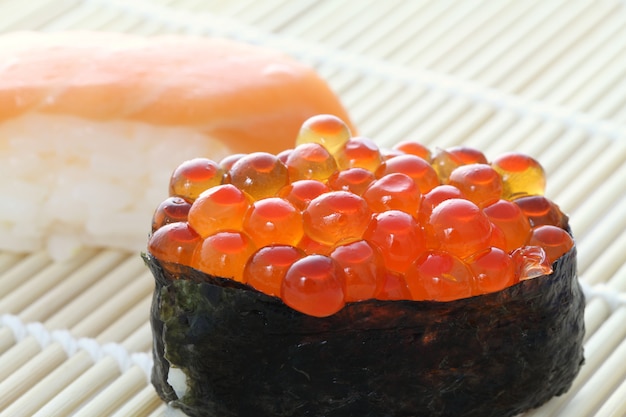 Huevo de salmón en rollo de sushi nigiri