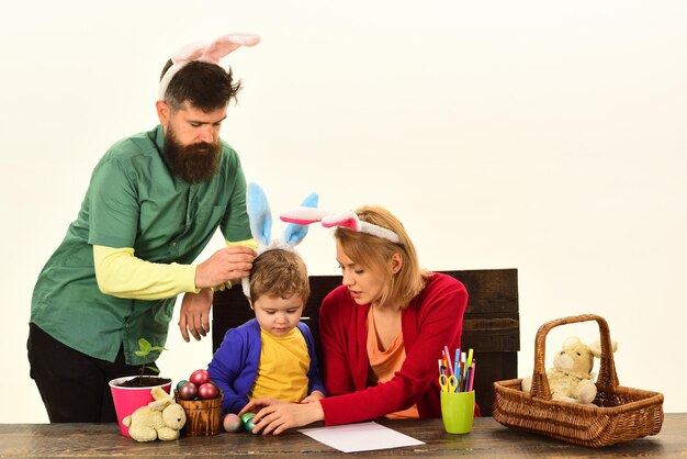 Huevo sorpresa juguetes familia de pascua sobre fondo aislado espacio para texto