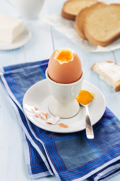 Huevo en una taza de huevo con tostadas