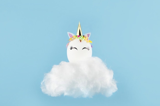 Huevo de unicornio de pascua volando sobre fondo azul feliz pascua banner niños actividad inspiración saludo