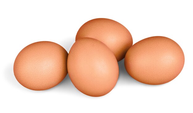Huevos aislados sobre fondo blanco.