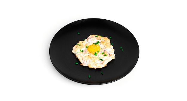 Huevos al horno con parmesano y tocino aislado. Huevos de nube. Desayuno saludable..