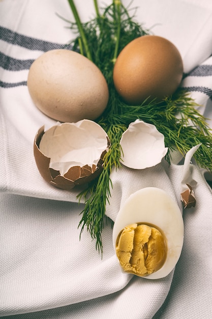 Huevos al horno sobre fondo de madera