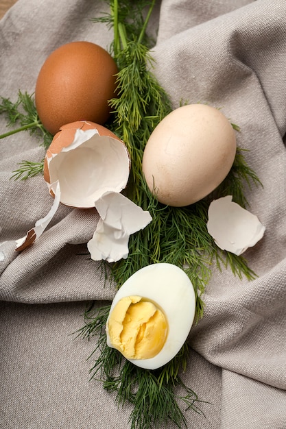 Huevos al horno sobre fondo de madera