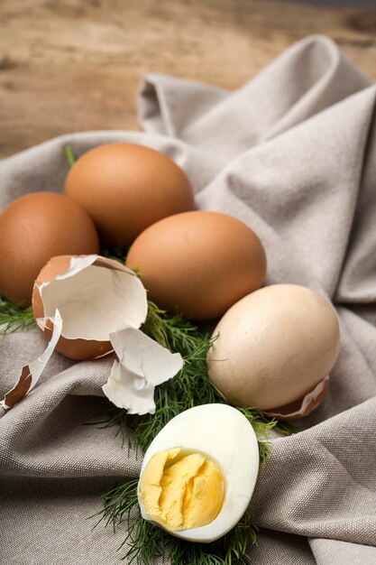 Huevos al horno sobre fondo de madera