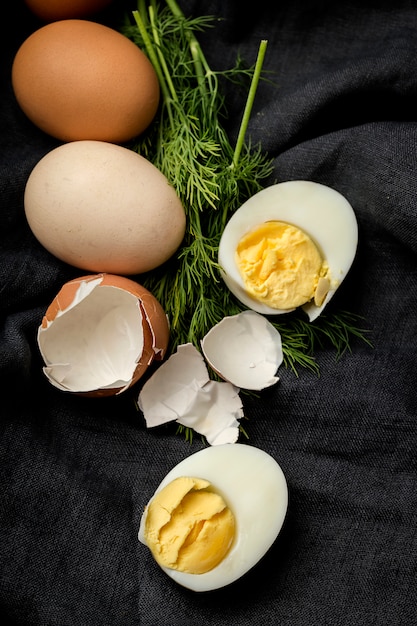 Huevos al horno sobre fondo oscuro