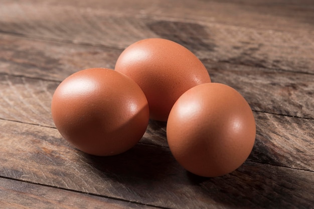 Huevos de alto ángulo sobre fondo de madera