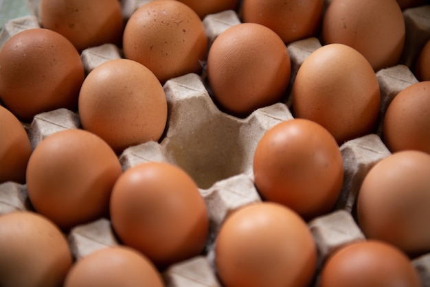 Los huevos en una bandeja de papel están preparados para una fácil cocción.