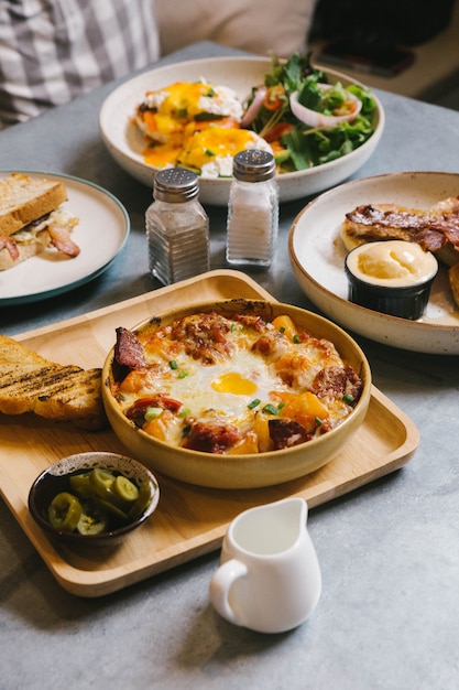 Huevos Benedict, Tocino Crujiente Relleno De Tostada Francesa