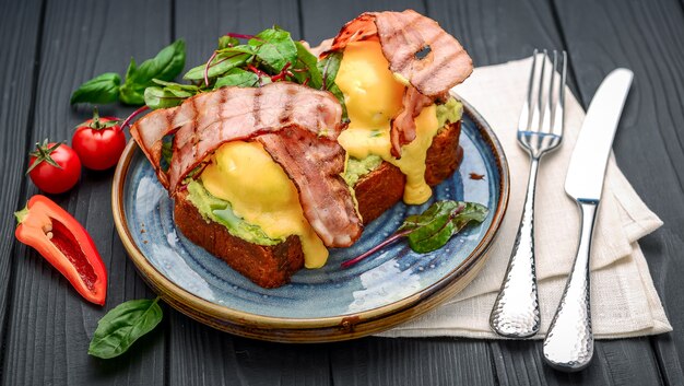 Huevos Benedict- tostados, tocino, huevos escalfados y deliciosa salsa holandesa con mantequilla. Un restaurante