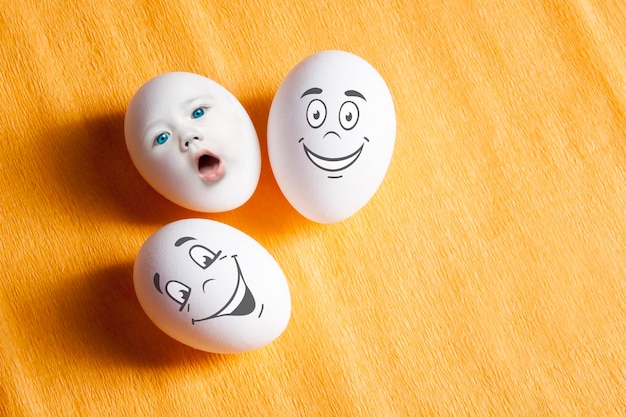 Huevos blancos con caras emocionales cómicas