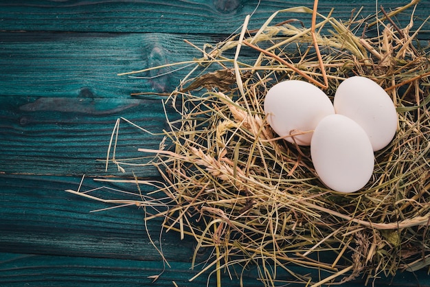 Huevos blancos crudos de pollo Sobre un fondo de madera Vista superior Espacio de copia