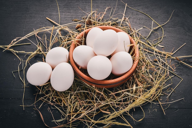 Huevos blancos crudos de pollo Sobre un fondo de madera Vista superior Espacio de copia